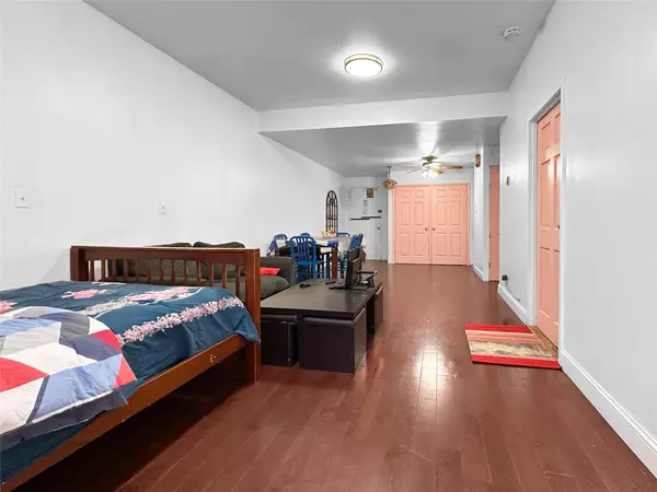 Elmhurst, NY 11373,8006 47th AVE #5A