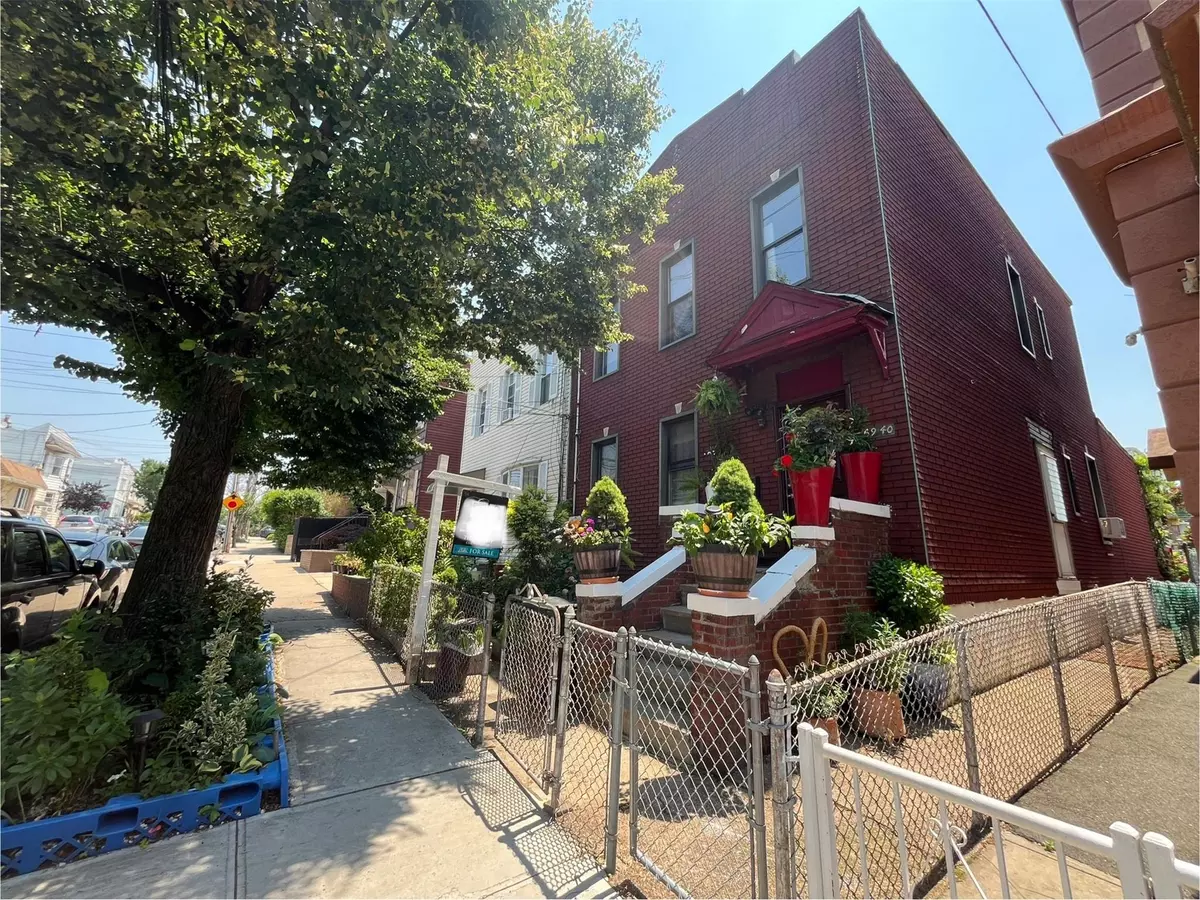 Maspeth, NY 11378,5940 56th DR