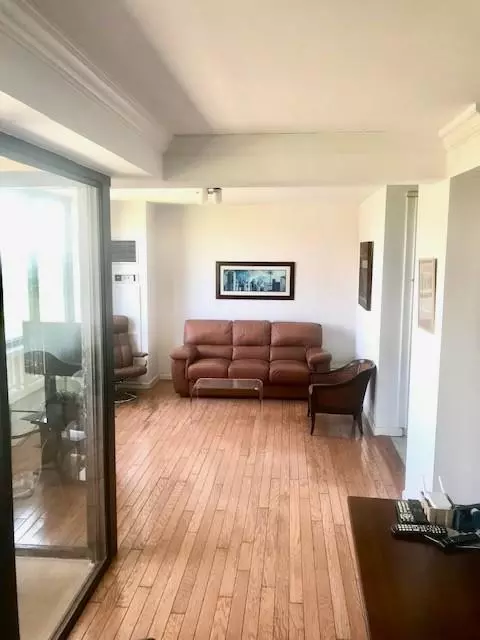 Floral Park, NY 11005,27110 Grand Central Pkwy #28K