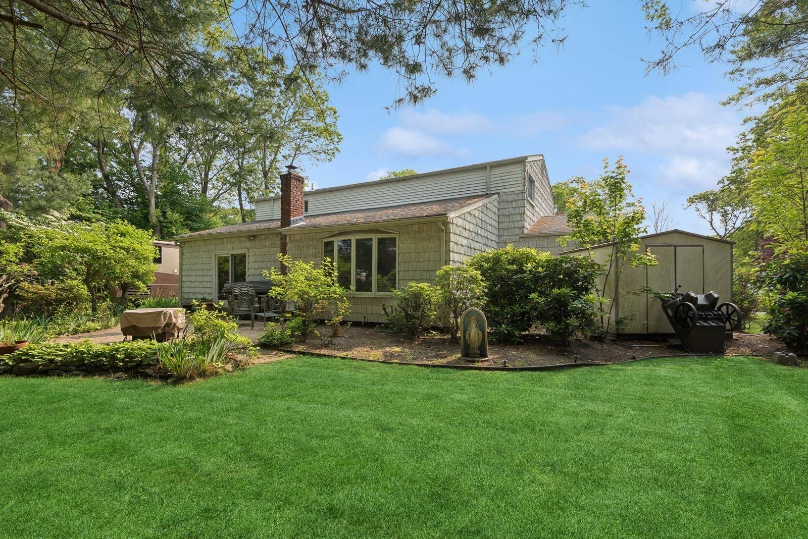 Coram, NY 11727,44 Woodbine ST
