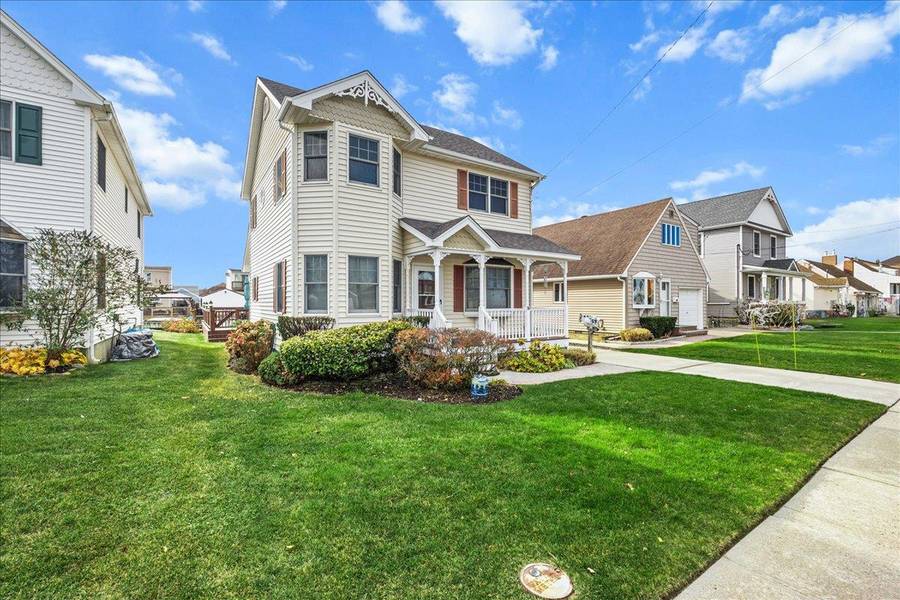 16 Gibbs RD, Amity Harbor, NY 11701