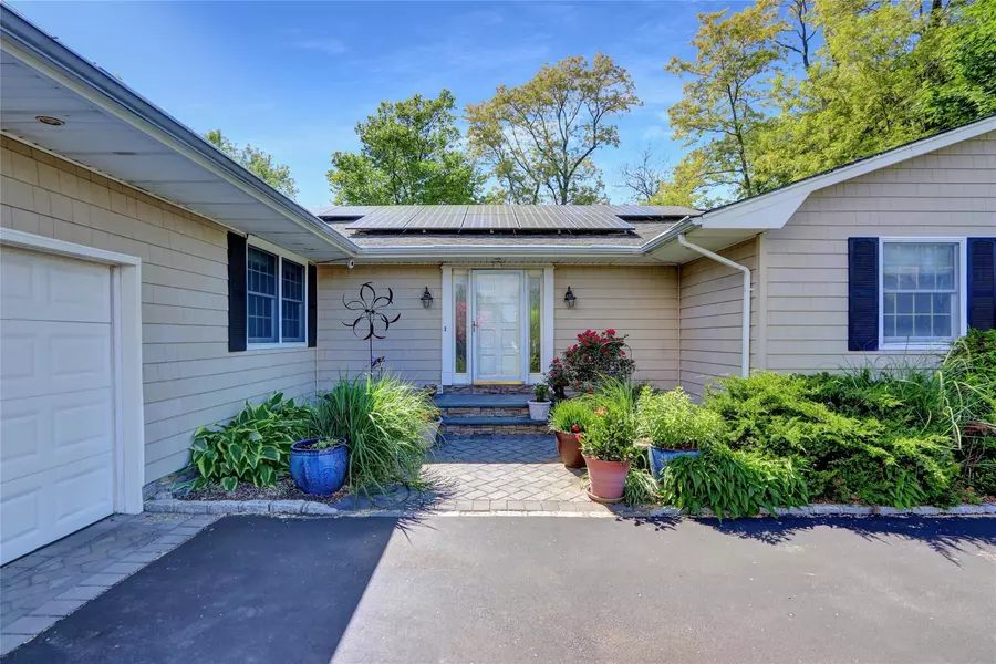 12 Bridle Path LN, Port Jefferson, NY 11777