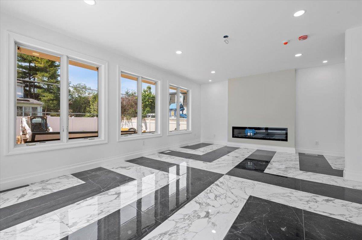 Cedarhurst, NY 11516,19 Maple AVE