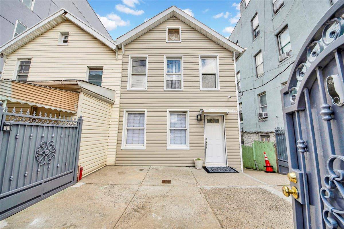 735 E 216th ST, Bronx, NY 10467