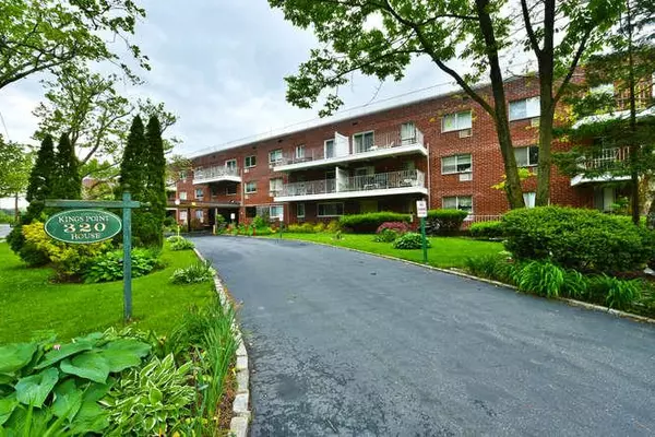 Great Neck, NY 11023,320 E Shore RD #10C