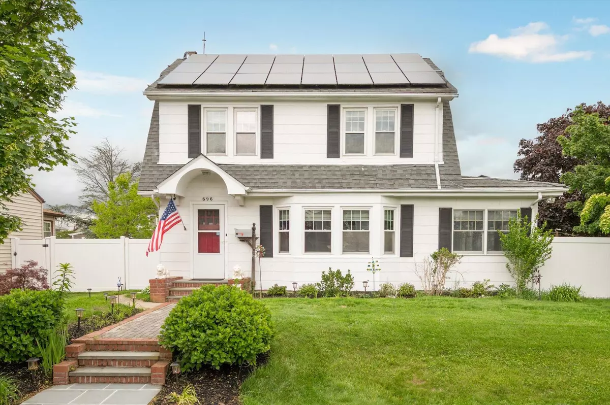 Lindenhurst, NY 11757,696 Madison AVE