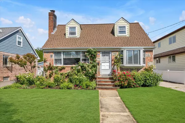 65 Harbor Hills DR, Port Washington, NY 11050