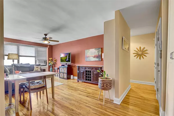 East Rockaway, NY 11518,320 Atlantic AVE #A4