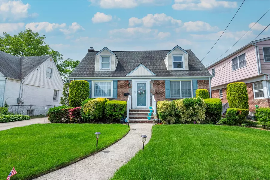 103 Woods AVE, Malverne, NY 11565