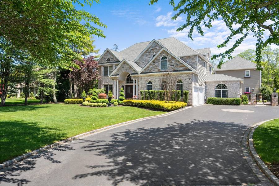 11 Crick Holly LN, East Islip, NY 11730