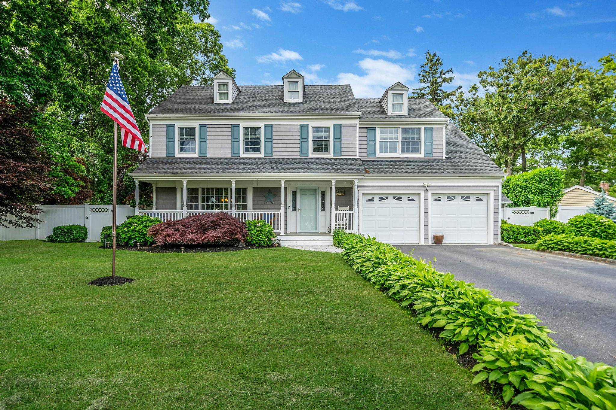 9 Graystone LN, Smithtown, NY 11787