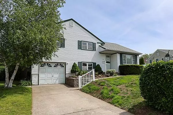 Massapequa, NY 11758,32 Pembroke DR