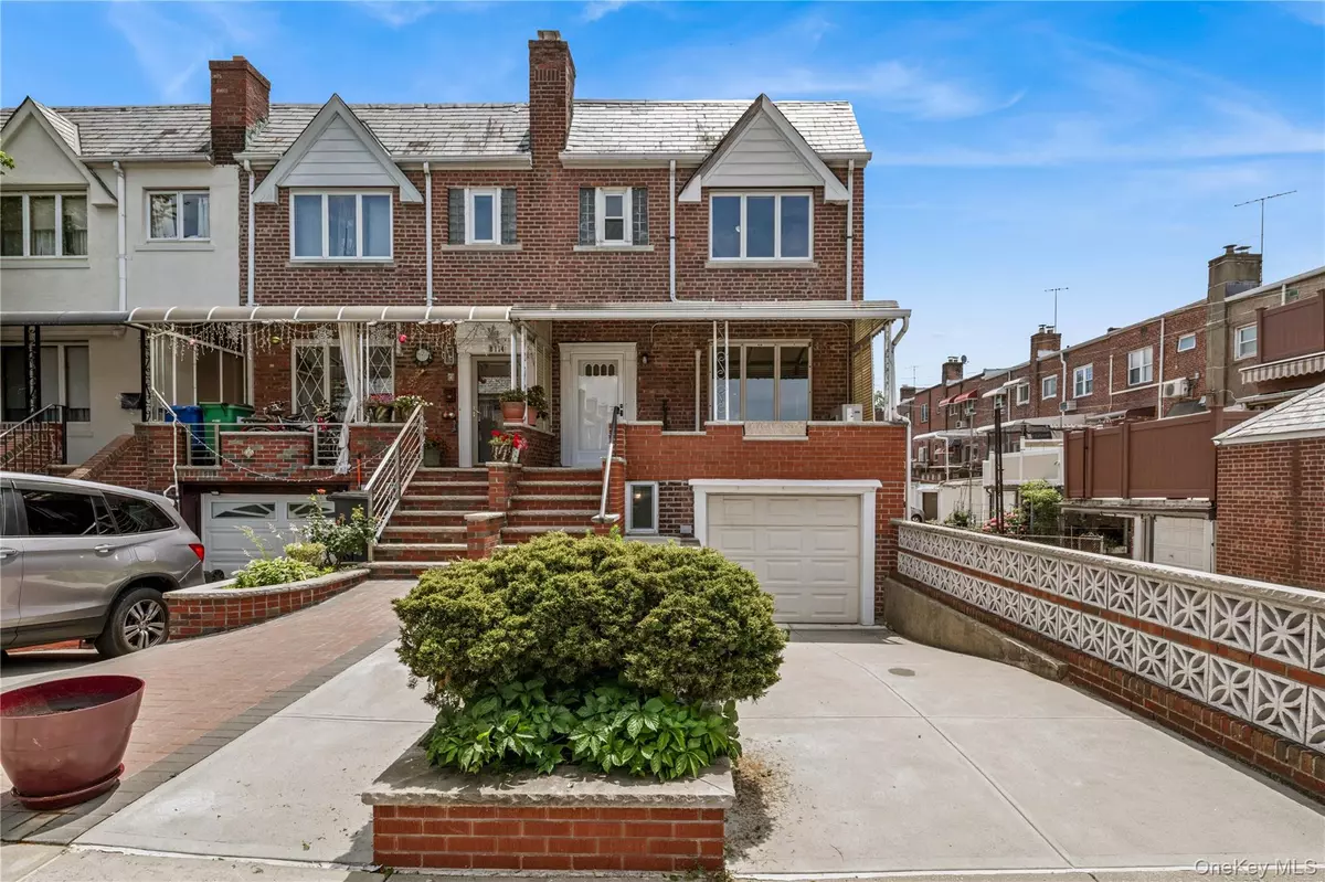 Middle Village, NY 11379,81-12 62nd AVE #81-12