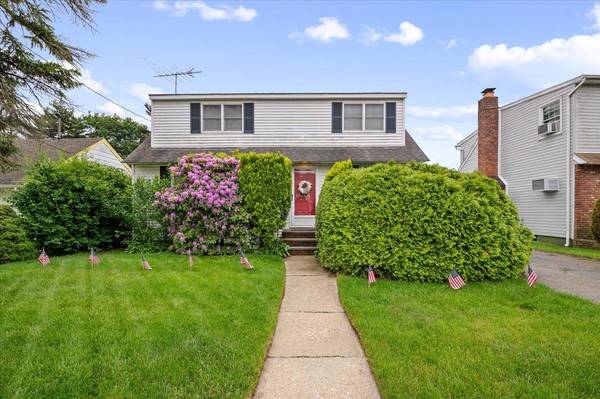 47 Malone ST, Hicksville, NY 11801
