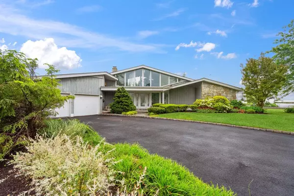 Babylon, NY 11702,28 DEERINGWOOD LN