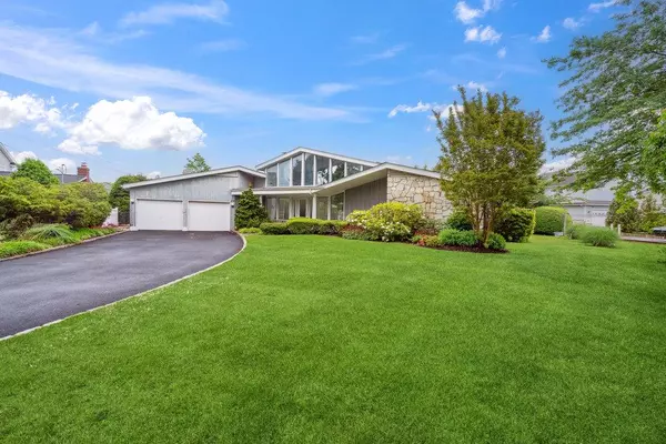 28 DEERINGWOOD LN, Babylon, NY 11702