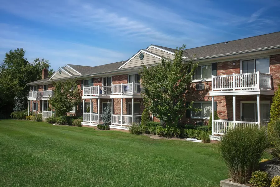 20 W Shore RD #J, Oakdale, NY 11769