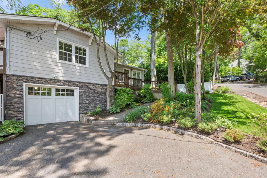 81 Lone Oak DR, Centerport, NY 11721