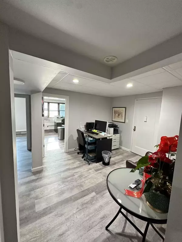 Great Neck, NY 11021,15 Canterbury RD #A3
