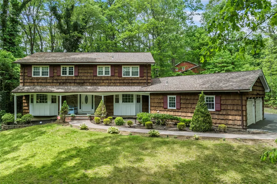 9 Maryland ST, Dix Hills, NY 11746