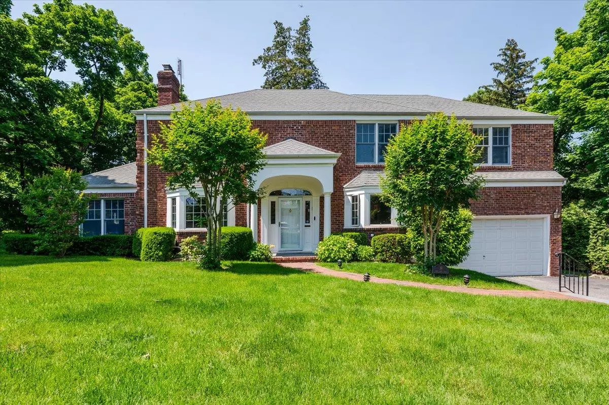 Great Neck, NY 11023,14 Pond Park RD