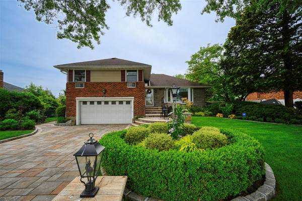 Westbury, NY 11590,613 Gary PL