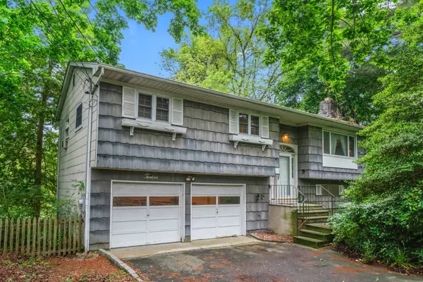 12 Ursular CT, Smithtown, NY 11787