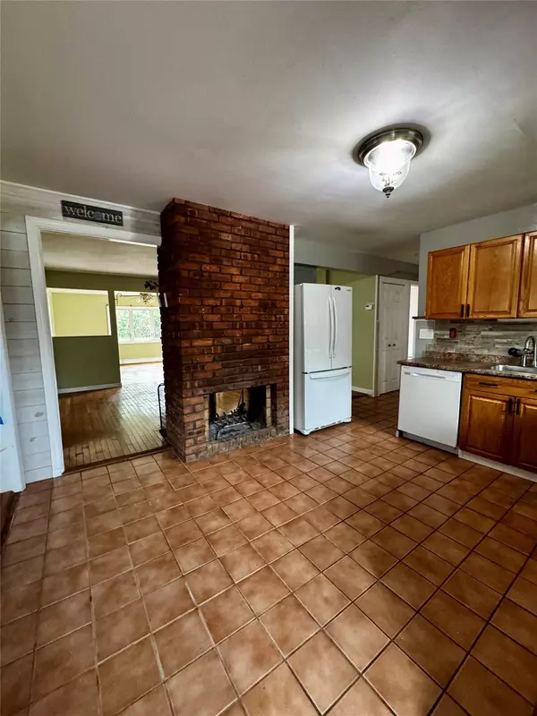 Westbury, NY 11590,94 Hardy LN