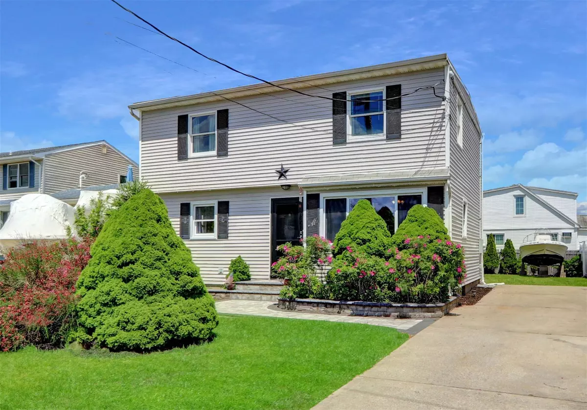 Lindenhurst, NY 11757,674 Shore RD