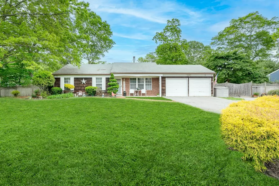 7 Cedar Heights DR, Ridge, NY 11961