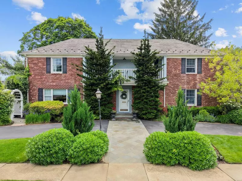 30 Leon CT, Rockville Centre, NY 11570