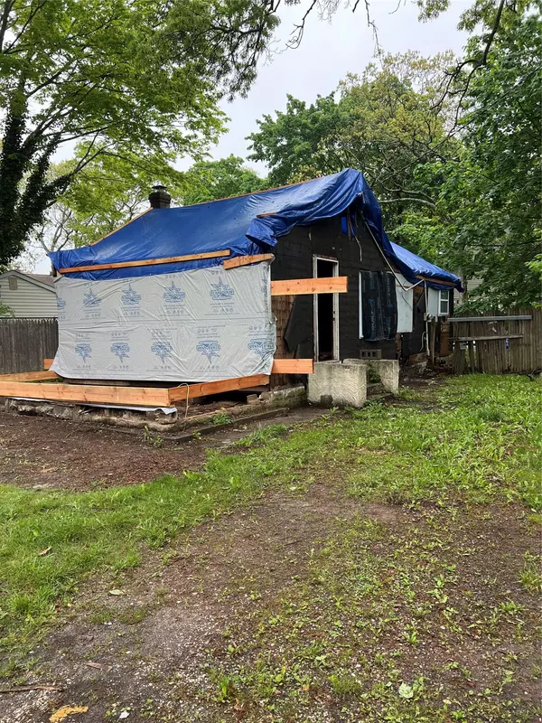 33 Midland AVE, Mastic, NY 11950