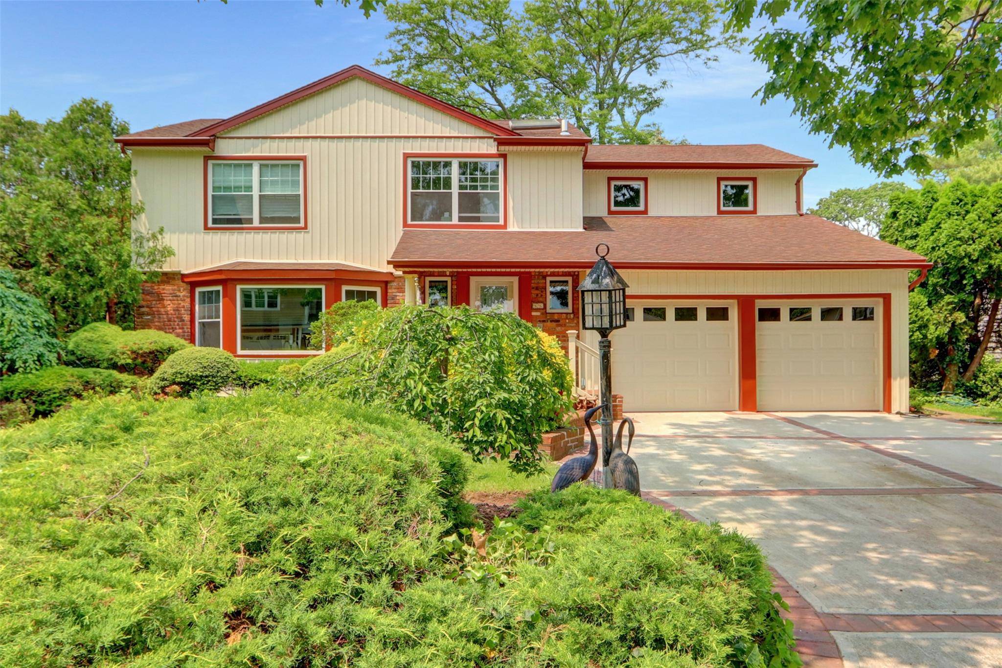 86 Country Village LN, Manhasset Hills, NY 11040
