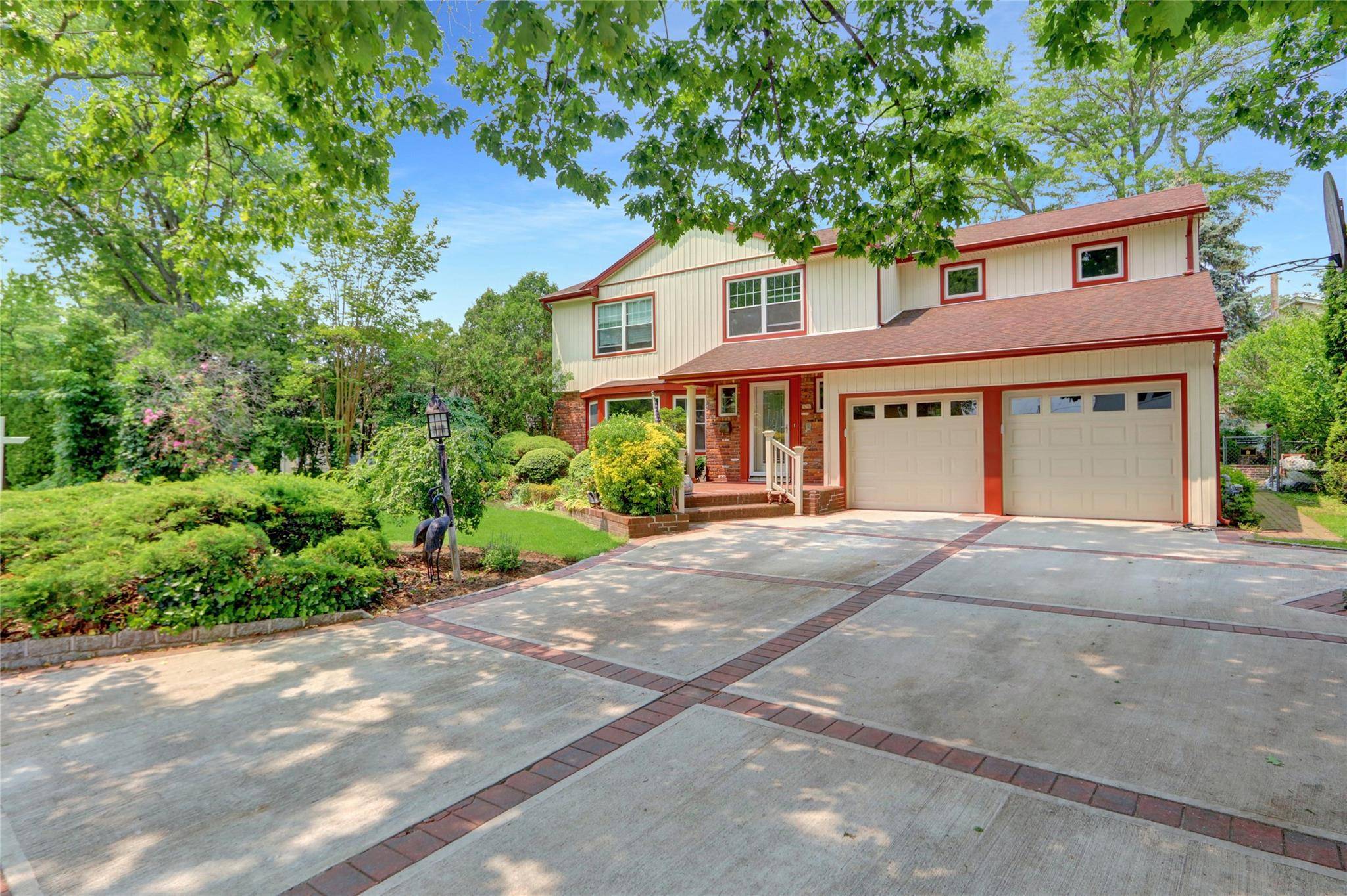 Manhasset Hills, NY 11040,86 Country Village LN