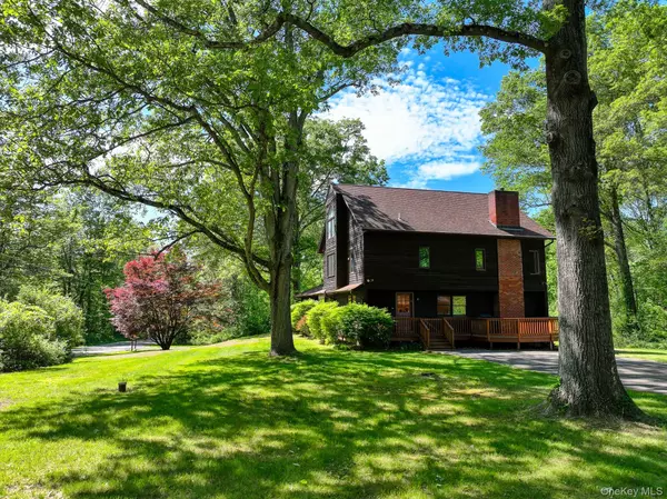7 Elliotts LN, New Paltz, NY 12528