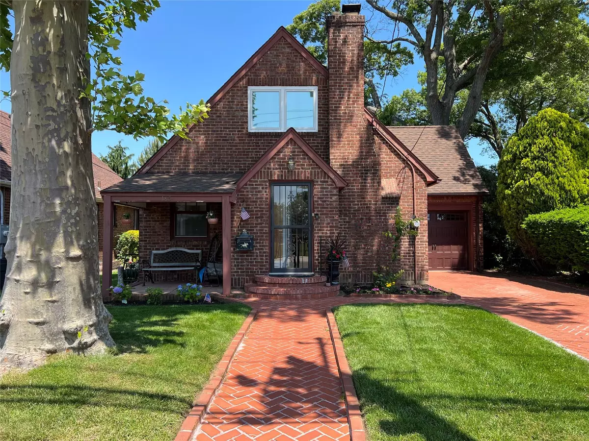 Malverne, NY 11565,185 Wicks LN