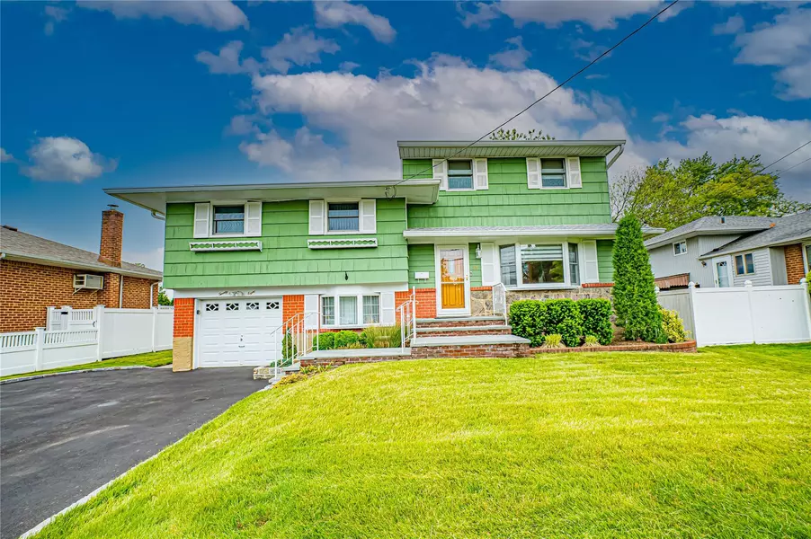 28 Chance ST, Hicksville, NY 11801
