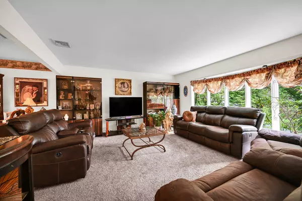 West Nyack, NY 10994,10 Catawba DR