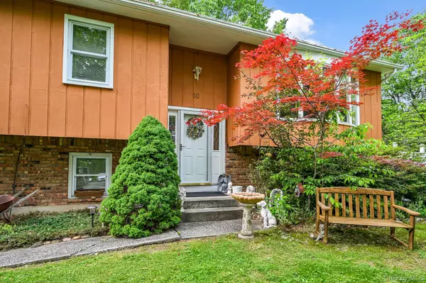 West Nyack, NY 10994,10 Catawba DR