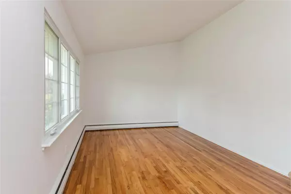 Massapequa Park, NY 11762,233 Violet ST