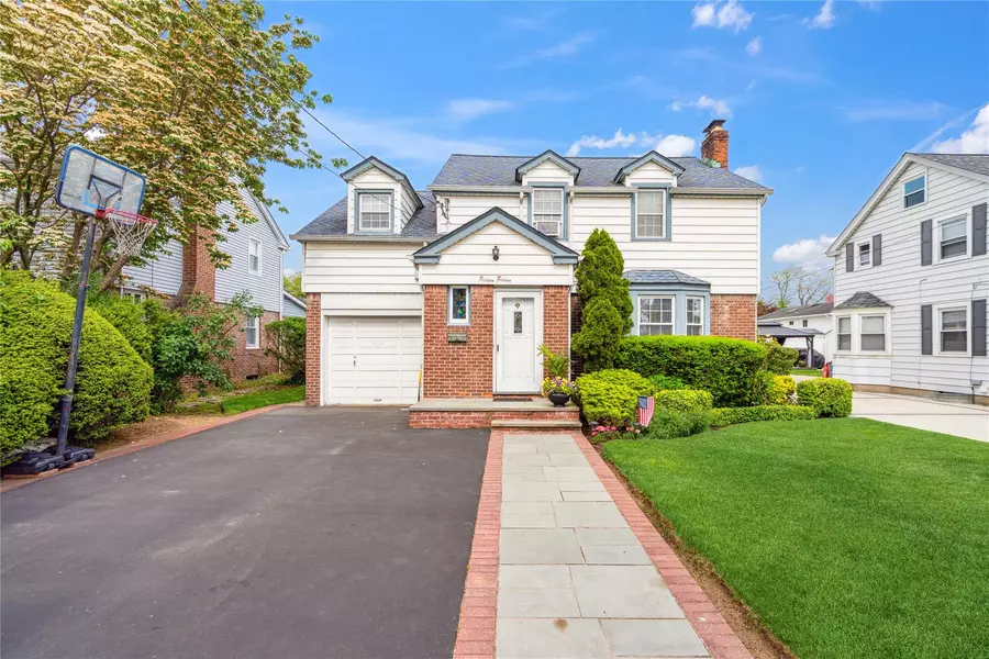 1515 Kenneth AVE, Baldwin, NY 11510