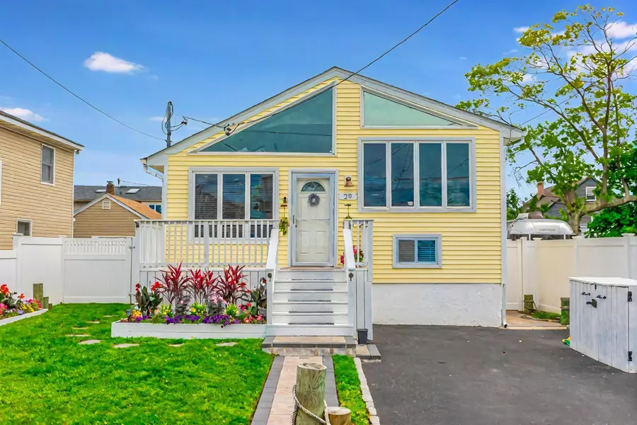 29 McKinley AVE, Lindenhurst, NY 11757
