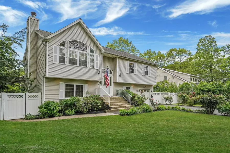 14 Arlington ST, Patchogue, NY 11772