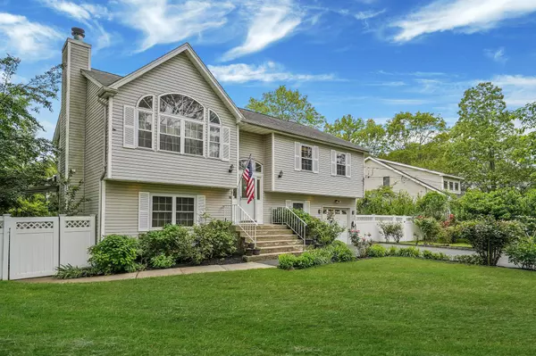 14 Arlington ST, Patchogue, NY 11772