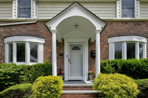 Manhasset, NY 11030,16 Andover LN