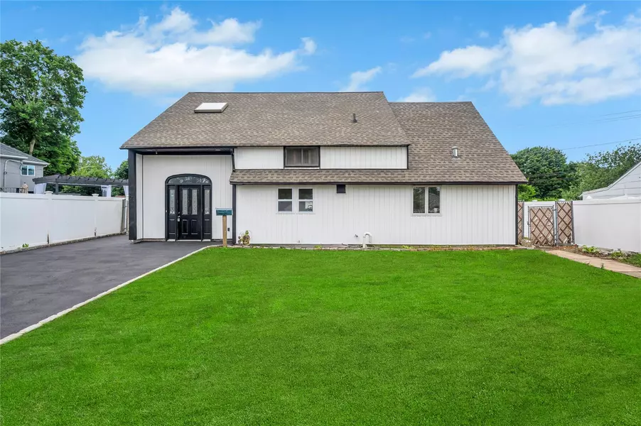 205 Blueberry LN, Hicksville, NY 11801