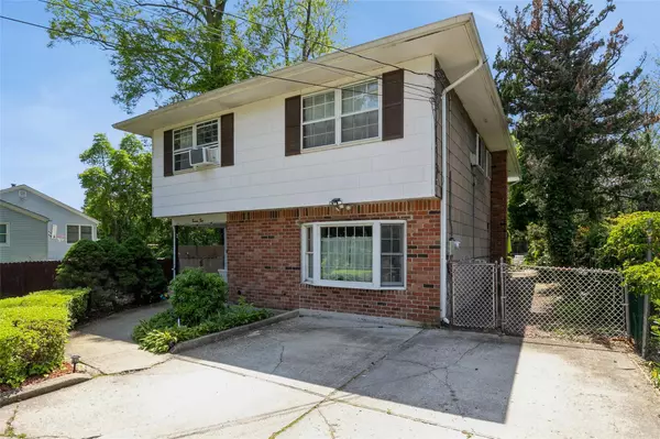 Wheatley Heights, NY 11798,22 Landscape DR