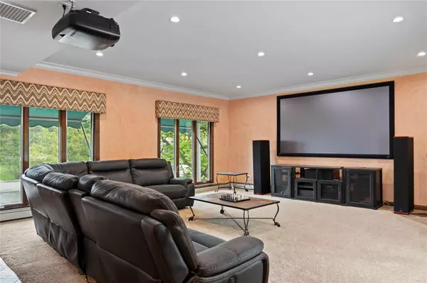 Glen Cove, NY 11542,16 Eastland DR