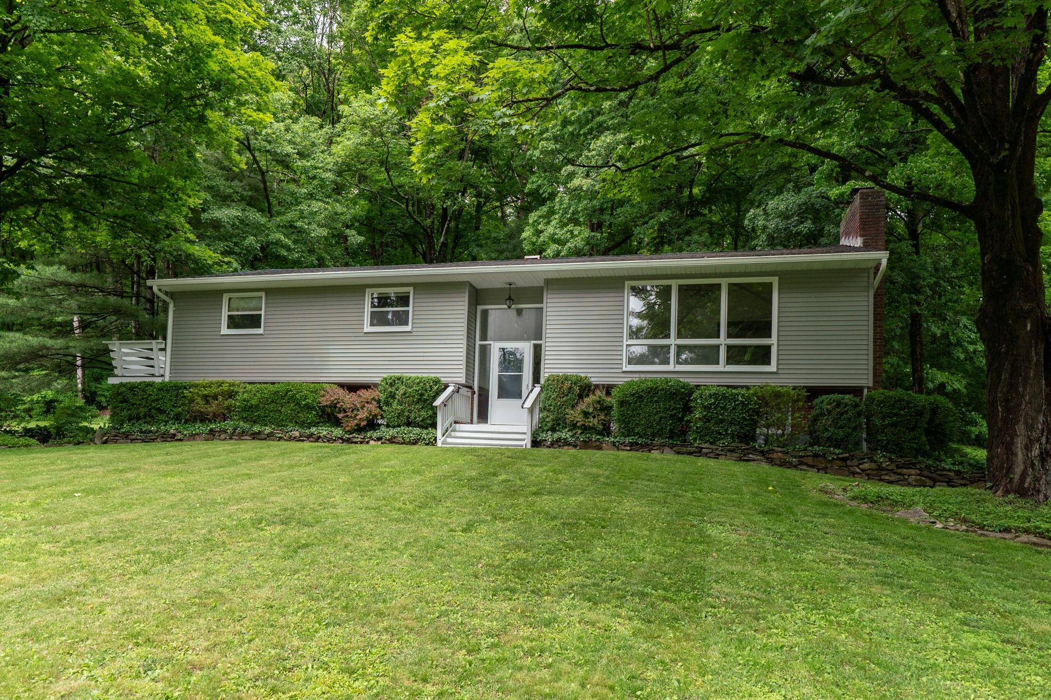 41 Mountain DR, Pleasant Valley, NY 12569