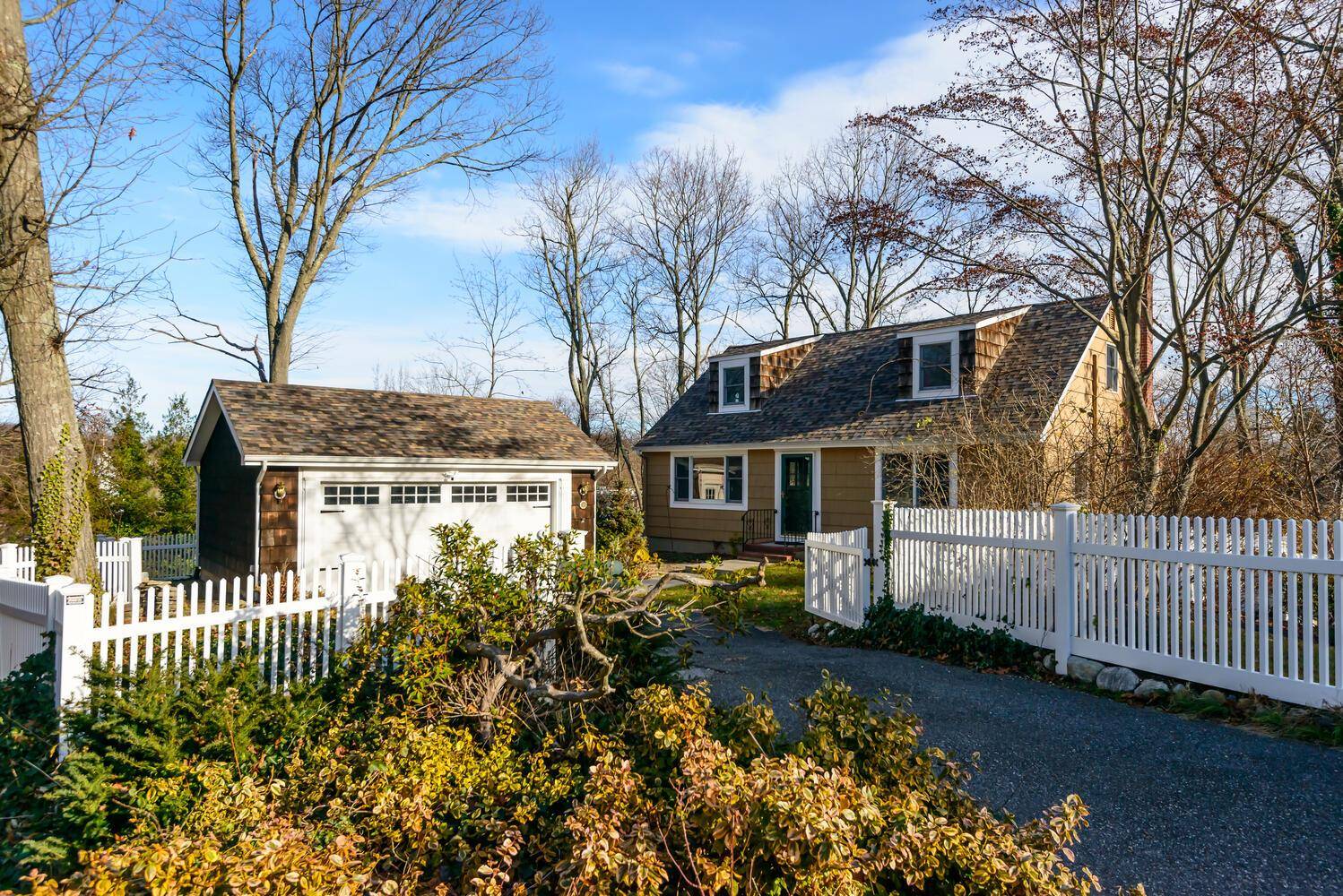 20 Grove PL, Northport, NY 11768